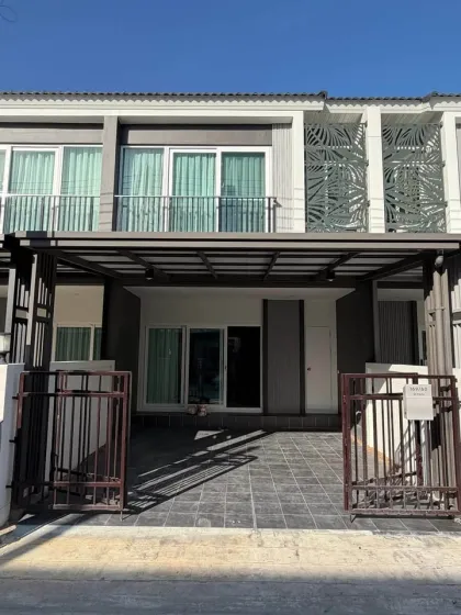 Moderno Townhome de 3 Dorm 3 Baños en Alquiler en Supalai Primo, Si Sunthon