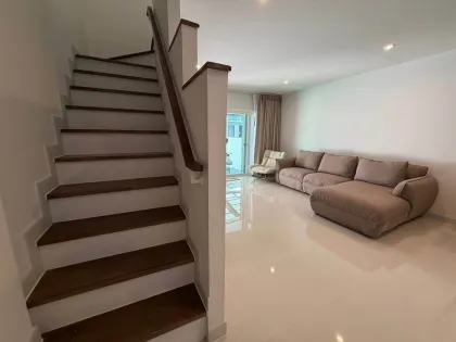 Moderno Townhome de 3 Dorm 3 Baños en Alquiler en Supalai Primo, Si Sunthon