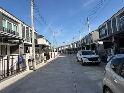 Moderno Townhome de 3 Dorm 3 Baños en Alquiler en Supalai Primo, Si Sunthon