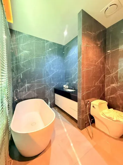 Villa moderne tropicale avec piscine privée à Cherng Talay