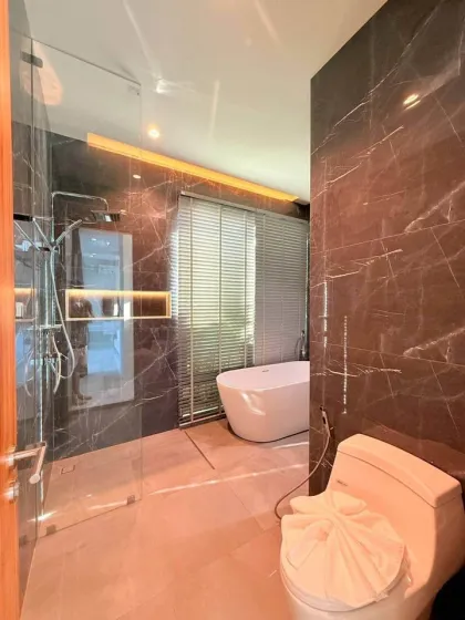 Villa moderne tropicale avec piscine privée à Cherng Talay