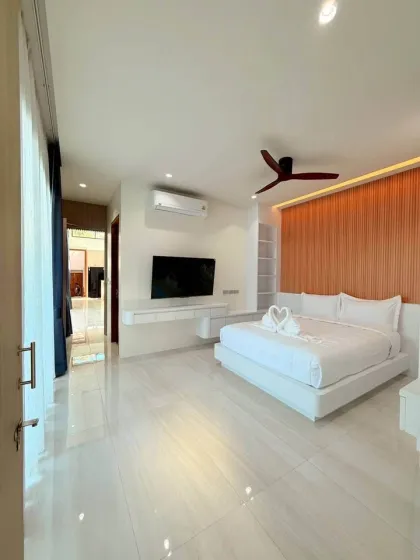 Villa moderne tropicale avec piscine privée à Cherng Talay