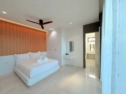 Villa moderne tropicale avec piscine privée à Cherng Talay