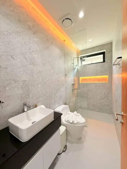 Villa moderne tropicale avec piscine privée à Cherng Talay