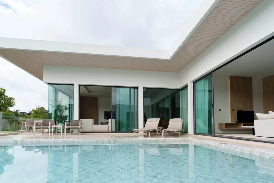 Luxuriöse 3-Schlafzimmer Poolvilla mit Seeblick in Rawai