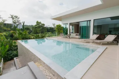 Luxuriöse 3-Schlafzimmer Poolvilla mit Seeblick in Rawai