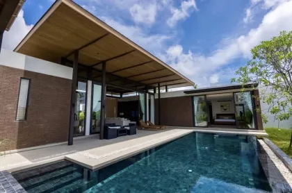 บ้านพักตากอากาศพูลวิลล่า 3 ห้องนอนสุดหรูให้เช่า – Boat Avenue Residence