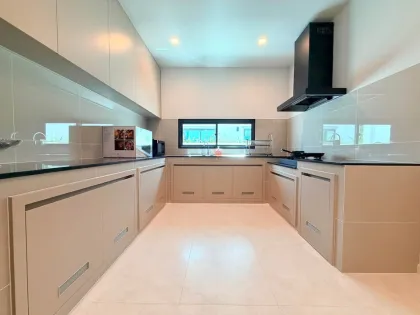Villa de lujo nueva con 4 dormitorios y 5 baños en alquiler en Koh Kaew