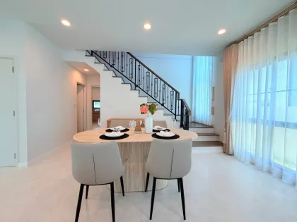 Villa de lujo nueva con 4 dormitorios y 5 baños en alquiler en Koh Kaew