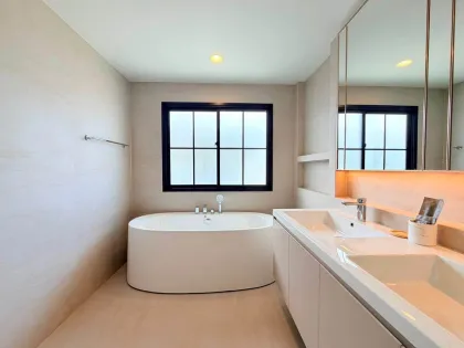 Villa de lujo nueva con 4 dormitorios y 5 baños en alquiler en Koh Kaew