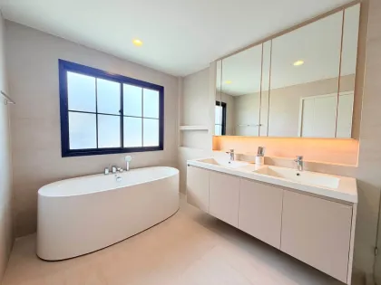 Villa de lujo nueva con 4 dormitorios y 5 baños en alquiler en Koh Kaew