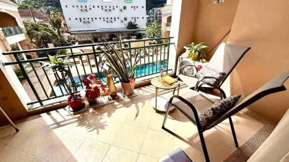 2-Zimmer-Wohnung mit 2 Bädern und Poolblick in Patong