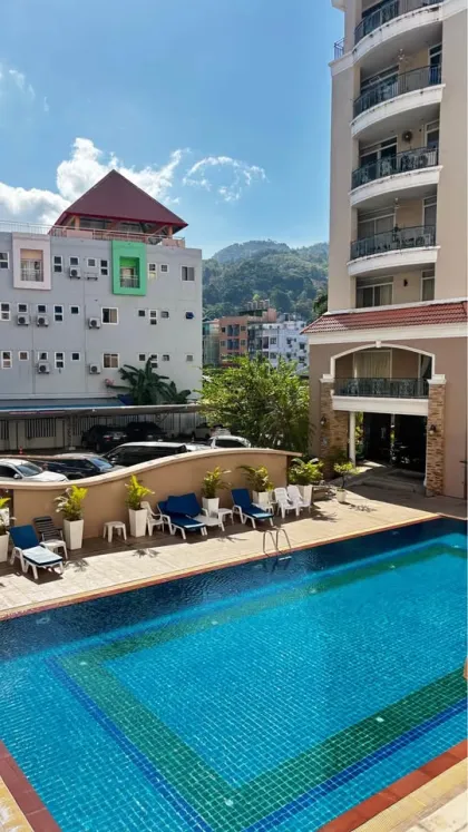 2-Zimmer-Wohnung mit 2 Bädern und Poolblick in Patong