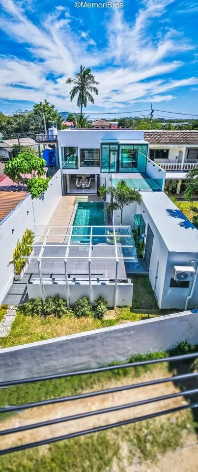 Moderne 2-stöckige Poolvilla mit Mieter in Rawai zu vermieten