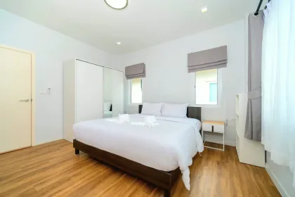 Mana Kathu Lake 4-Bedroom Villa with 3 Bathrooms for Rent