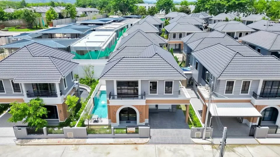 Villa de 4 dormitorios con piscina en alquiler en Crown Estate Koh Kaew