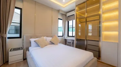 Villa de 4 dormitorios con piscina en alquiler en Crown Estate Koh Kaew