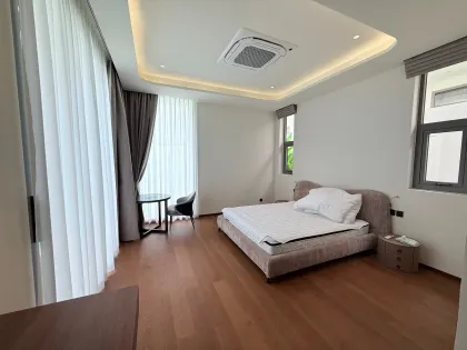 Manor Bang Jo: 4-Bedroom, 5-Bathroom Villa for Rent