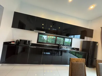 Villa con piscina de 2 habitaciones en Nai Harn para alquiler