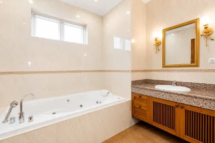 Penthouse y apartamento planta baja 160 m² en alquiler en Rawai