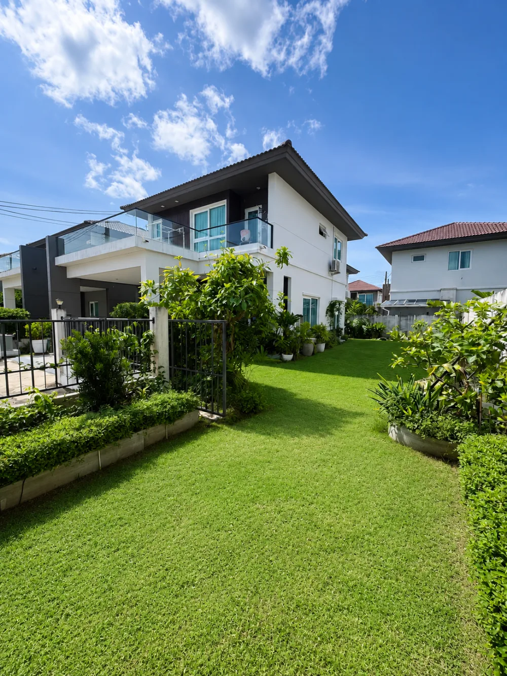 Alquiler anual 49,000 THB/mes en Inizio Koh Kaew - Casa esquinera