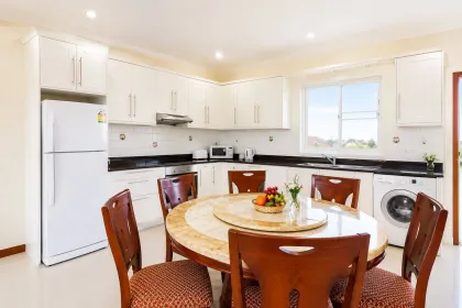 Appartement Penthouse & Rez-de-Chaussée 160 m² à Louer à Rawai, Phuket