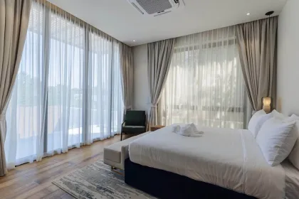 Luxuriöse, brandneue 4-Schlafzimmer-Poolvilla zur Miete in Cherng Talay
