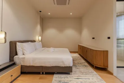 Luxuriöse, brandneue 4-Schlafzimmer-Poolvilla zur Miete in Cherng Talay