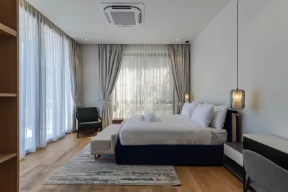 Luxuriöse, brandneue 4-Schlafzimmer-Poolvilla zur Miete in Cherng Talay