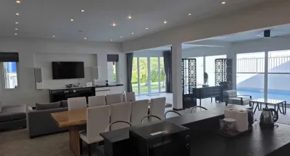 Villa Privée avec Piscine 3 Chambres à Louer à Paklok Près de UWC Phuket