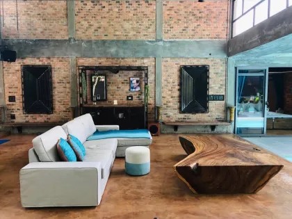 Haustierfreundliche Loft-Poolvilla zur Miete in Paklok, Phuket