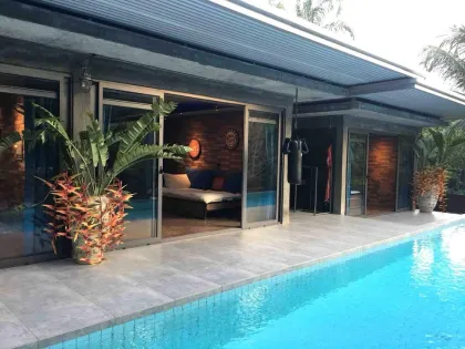 Haustierfreundliche Loft-Poolvilla zur Miete in Paklok, Phuket