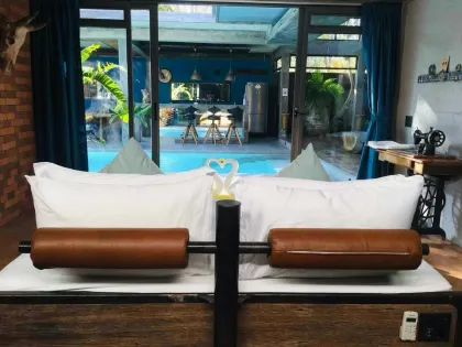 Haustierfreundliche Loft-Poolvilla zur Miete in Paklok, Phuket