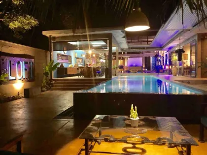 Haustierfreundliche Loft-Poolvilla zur Miete in Paklok, Phuket