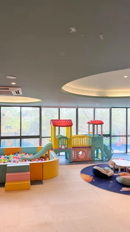 Sunshine A2007 – 2-Bedroom Apartment with Direct Pool Access
