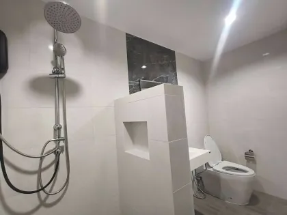 Maison de ville moderne 2 étages 1 chambre 1 salle de bain à Chalong