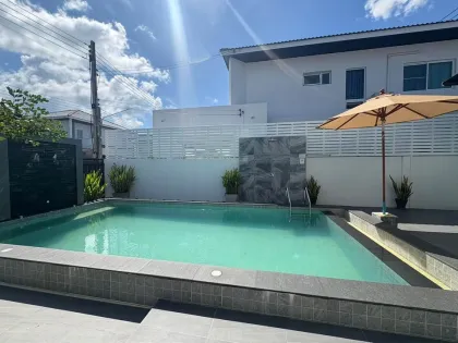 Freistehende Villa mit 4 Schlafzimmern und 3 Bädern mit Pool zur Miete in Koh Kaew