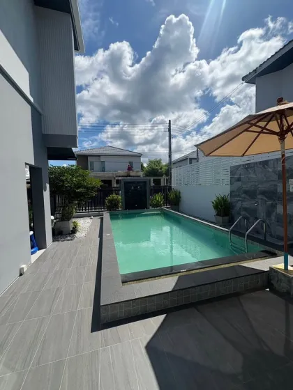 Freistehende Villa mit 4 Schlafzimmern und 3 Bädern mit Pool zur Miete in Koh Kaew