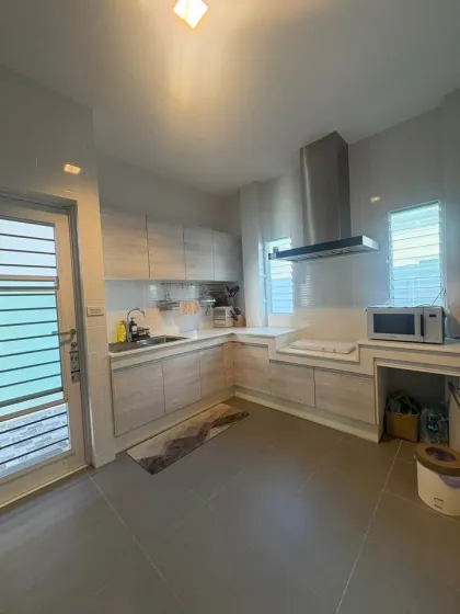 Freistehende Villa mit 4 Schlafzimmern und 3 Bädern mit Pool zur Miete in Koh Kaew