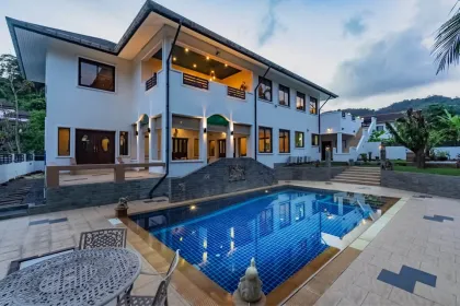 Villa privée avec piscine de 5 chambres et 5 salles de bains à louer long terme