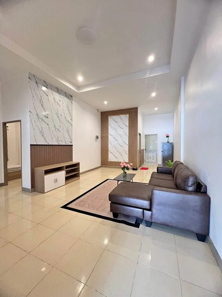 Casa Adosada de 2 Habitaciones y 2 Baños en Alquiler en Chaofa Garden Home, Koh Kaew