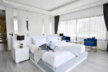Villa de lujo moderna y tranquila con piscina de 4 dormitorios en Nai Harn