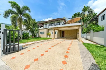 Villa privada con piscina, 3 habitaciones y 4 baños en alquiler en Rawai