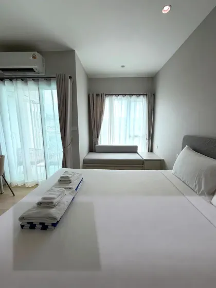 The Title Serenity C618 — 1-Zimmer-Apartment mit Balkon und Hügelblick
