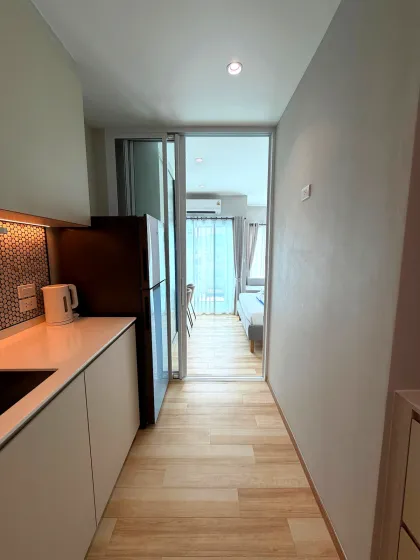 The Title Serenity C618 — 1-Zimmer-Apartment mit Balkon und Hügelblick