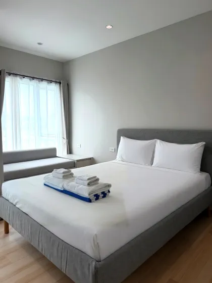 The Title Serenity C618 — 1-Zimmer-Apartment mit Balkon und Hügelblick