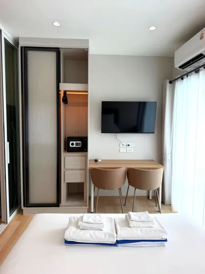The Title Serenity C618 — 1-Zimmer-Apartment mit Balkon und Hügelblick