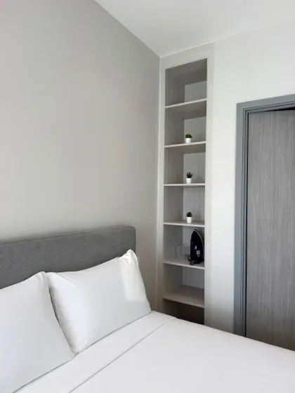 The Title Serenity C618 — 1-Zimmer-Apartment mit Balkon und Hügelblick