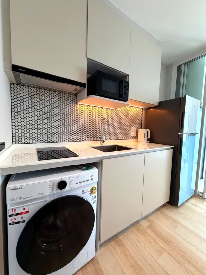 The Title Serenity C618 — 1-Zimmer-Apartment mit Balkon und Hügelblick