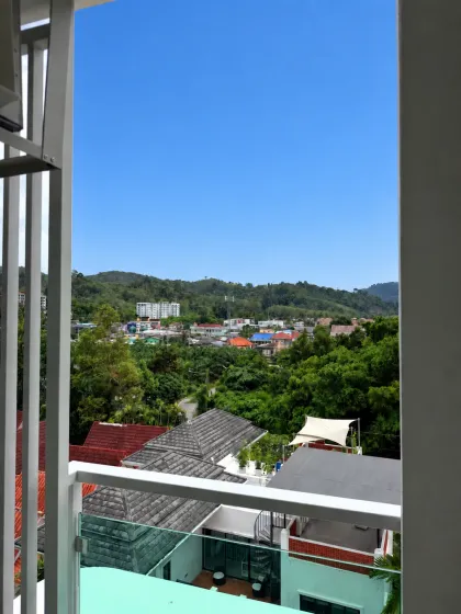 The Title Serenity C618 — 1-Zimmer-Apartment mit Balkon und Hügelblick